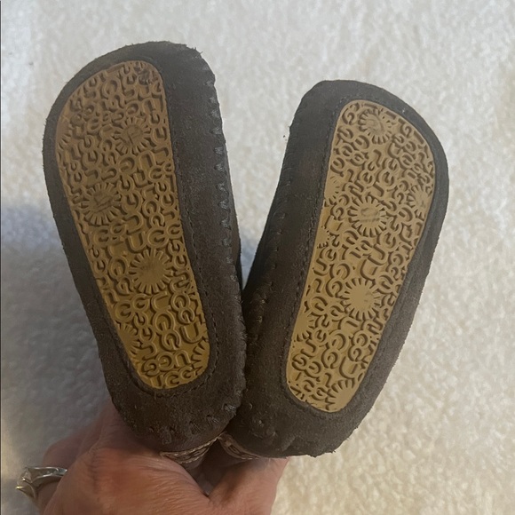 UGG brown  Shearling Infant Velcro Boots size 4.5T - Picture 9 of 10